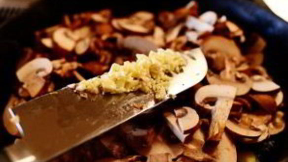 ШАГ 3. слоеная пицца с грибами