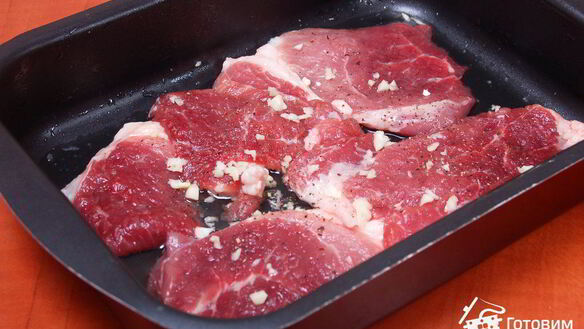 ШАГ 3. свинина с картофелем под сырной шубой