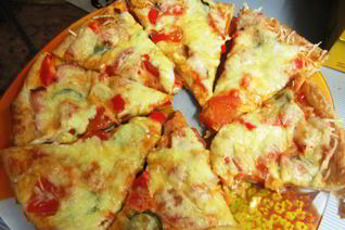 Тонкая пицца с салями, помидорами и сладким перцем