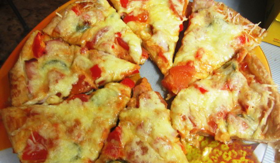 Рецепт тонкая пицца с салями, помидорами и сладким перцем