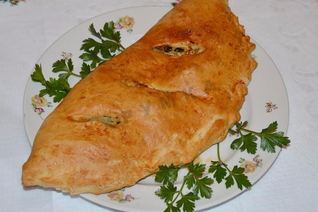 Закрытая пицца кальцоне с курицей и грибами