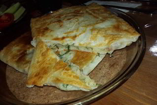 Постные конвертики с картофельным пюре, укропом, жареным луком и вялеными томатами