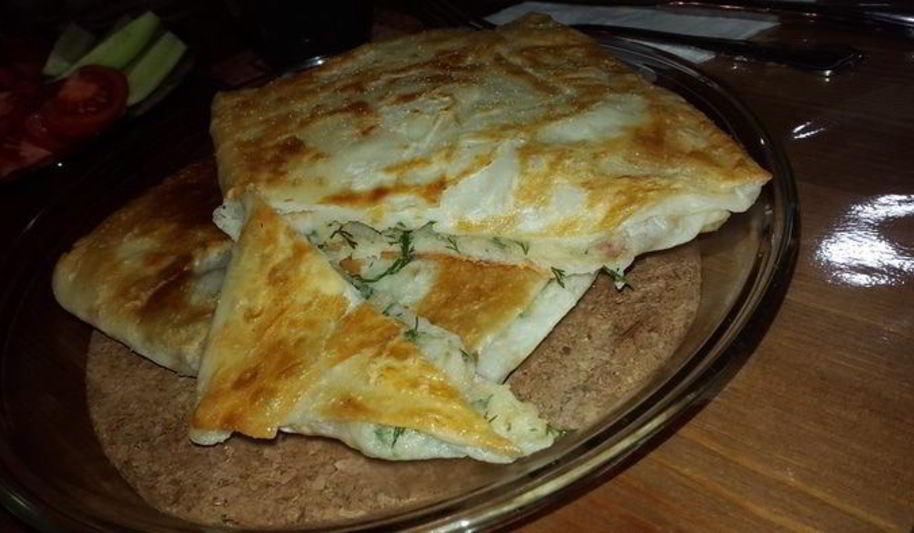 Рецепт постные конвертики с картофельным пюре, укропом, жареным луком и вялеными томатами