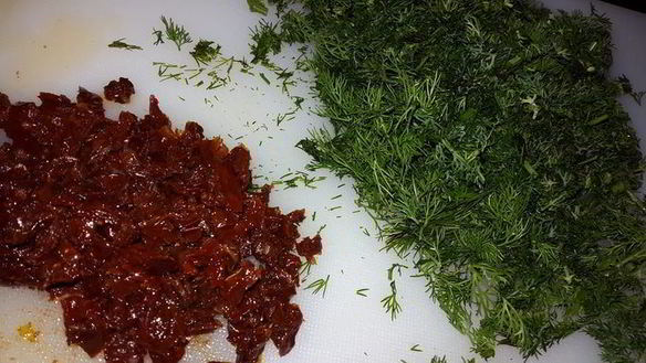 ШАГ 2. постные конвертики с картофельным пюре, укропом, жареным луком и вялеными томатами