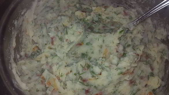 ШАГ 3. постные конвертики с картофельным пюре, укропом, жареным луком и вялеными томатами