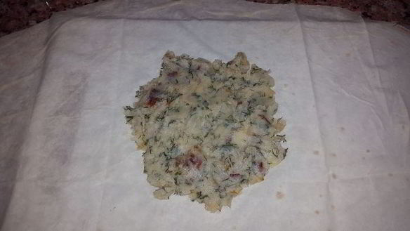 ШАГ 4. постные конвертики с картофельным пюре, укропом, жареным луком и вялеными томатами