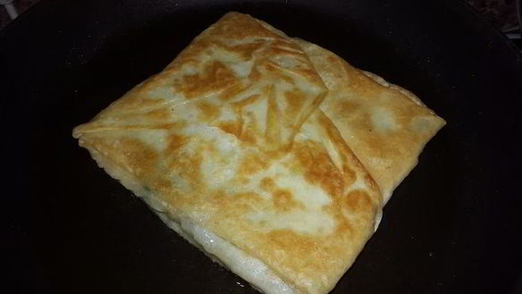 ШАГ 6. постные конвертики с картофельным пюре, укропом, жареным луком и вялеными томатами