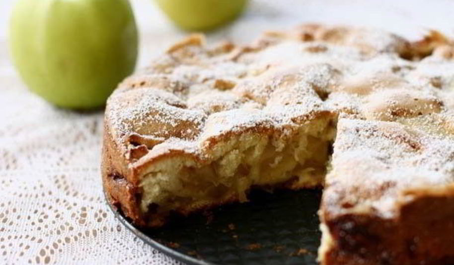 Рецепт диетическая яблочная шарлотка с медом на ржаной муке