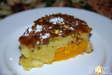 Фисташковая шарлотка с персиками