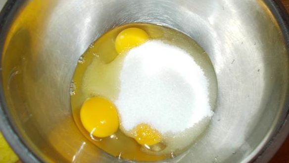 ШАГ 3. фисташковая шарлотка с персиками