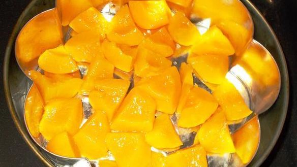 ШАГ 9. фисташковая шарлотка с персиками