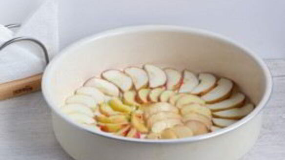 ШАГ 4. классическая шарлотка с яблоками и нектаринами