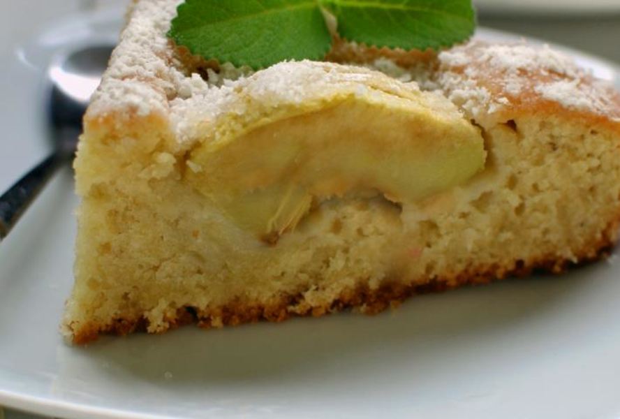 Кокосовая шарлотка с яблоками