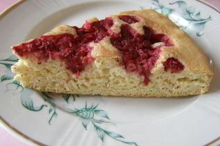 Малиновая шарлотка с малиной