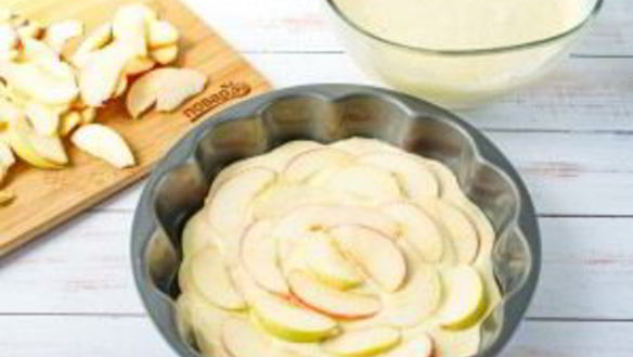 ШАГ 4. пирог с яблоками шарлотка