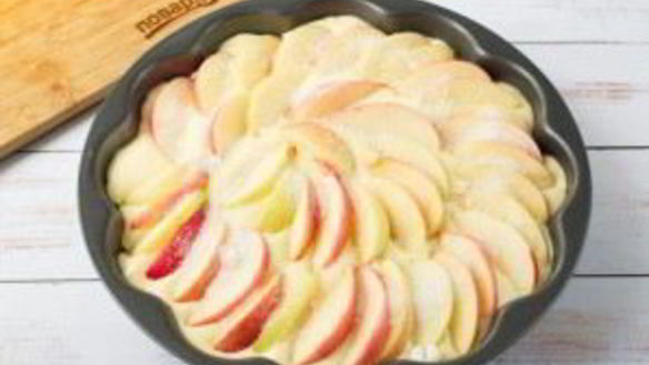 ШАГ 5. пирог с яблоками шарлотка