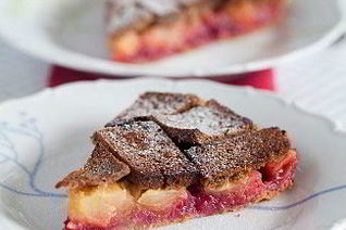 Шарлотка из черного хлеба с яблоками и брусникой