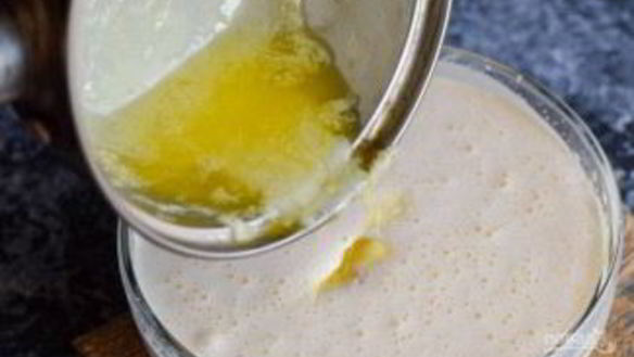 ШАГ 2. шарлотка из яблок на сметане