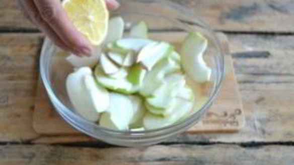 ШАГ 3. шарлотка классическая с яблоками