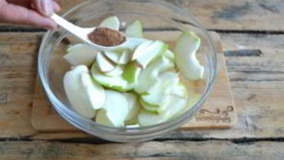 ШАГ 4. шарлотка классическая с яблоками