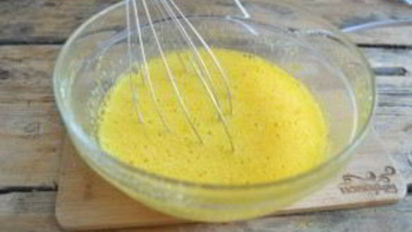 ШАГ 5. шарлотка классическая с яблоками