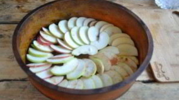 ШАГ 8. шарлотка классическая с яблоками