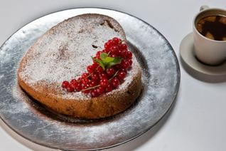 Шарлотка на минеральной воде