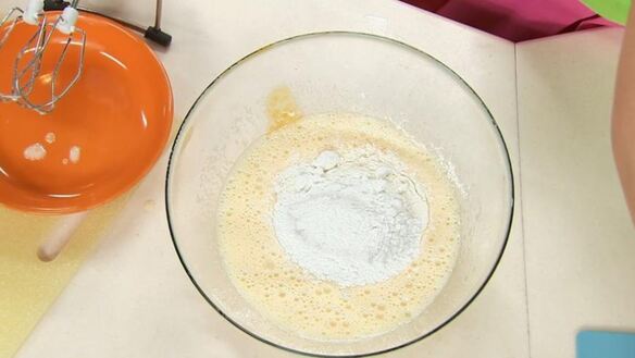 ШАГ 2. шарлотка на минеральной воде