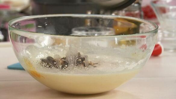 ШАГ 3. шарлотка на минеральной воде