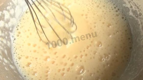 ШАГ 2. шарлотка на молоке с яблоками