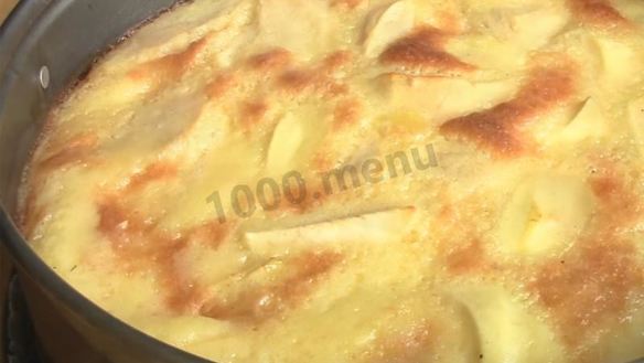 ШАГ 16. шарлотка на молоке с яблоками