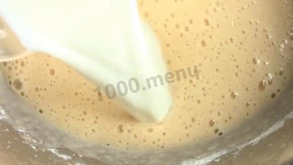 ШАГ 6. шарлотка на молоке с яблоками