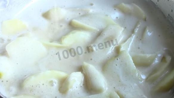 ШАГ 8. шарлотка на молоке с яблоками