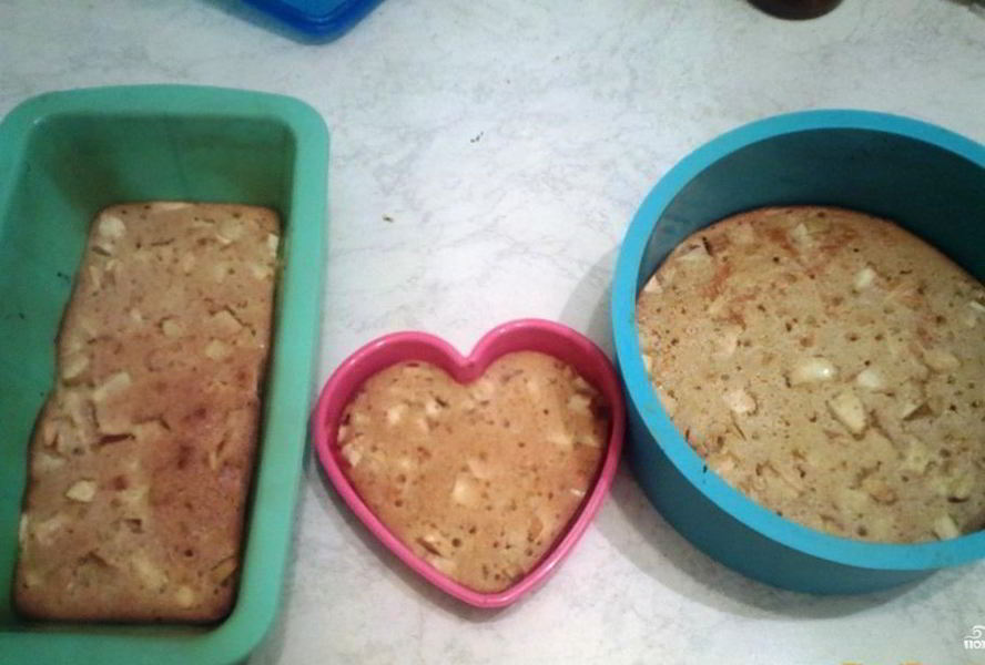 Шарлотка на ряженке с яблоками