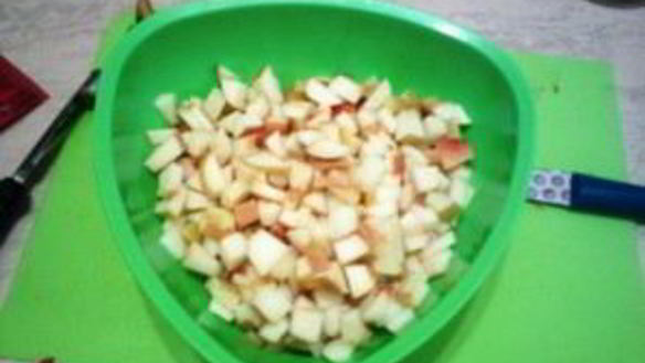 ШАГ 3. шарлотка на ряженке с яблоками