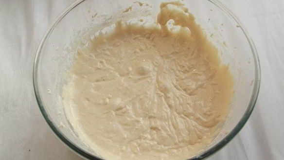 ШАГ 2. шарлотка с айвой и орехами