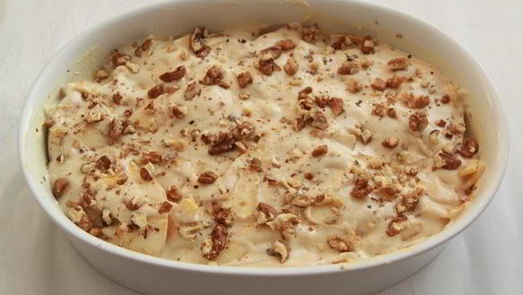 ШАГ 3. шарлотка с айвой и орехами