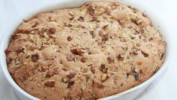 ШАГ 4. шарлотка с айвой и орехами