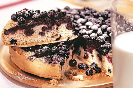 Шарлотка с черникой