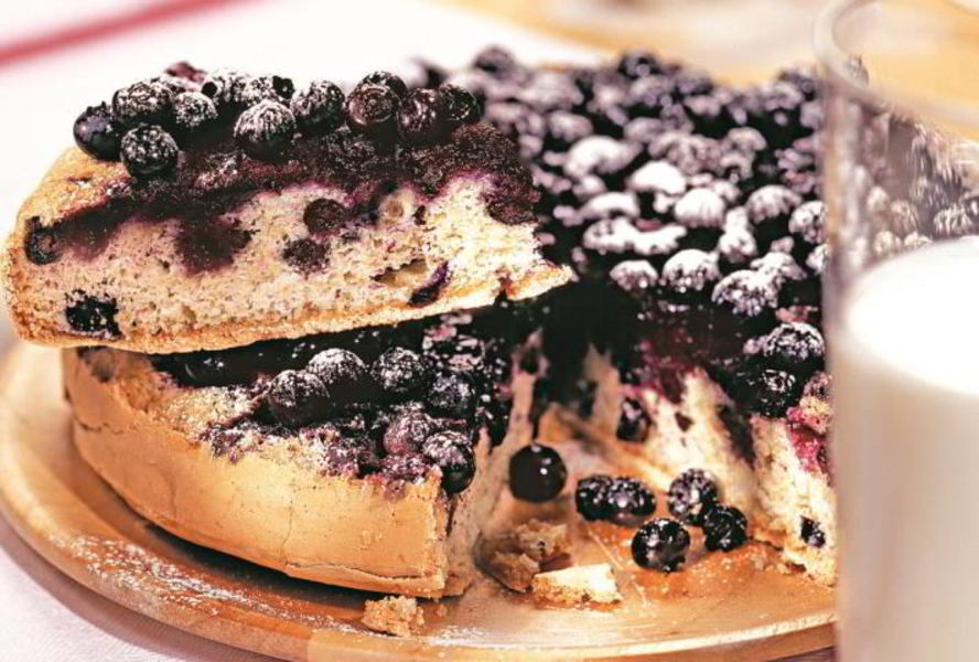 Шарлотка с черникой