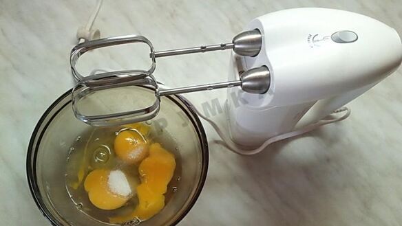 ШАГ 4. шарлотка с капустой в мультиварке