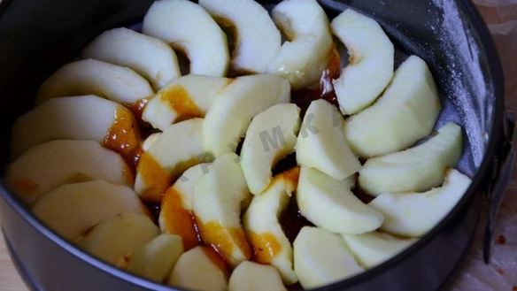 ШАГ 5. шарлотка с карамелью