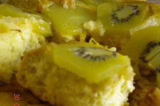 Шарлотка с киви и манго