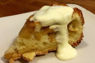 Шарлотка с корицей и яблоками