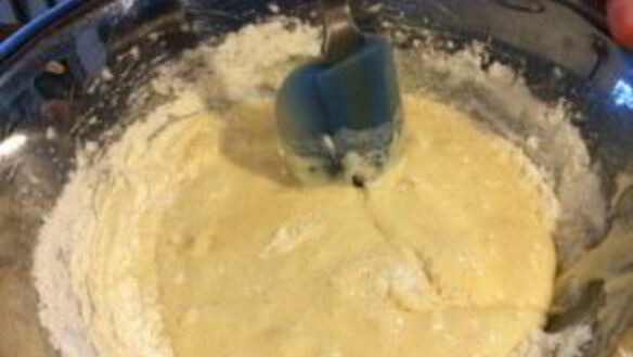 ШАГ 2. шарлотка с корицей и яблоками