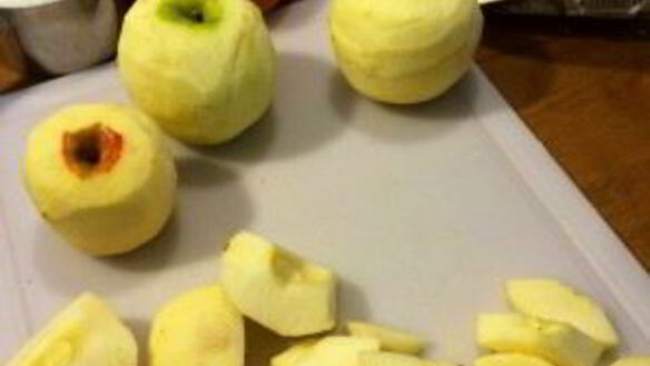 ШАГ 3. шарлотка с корицей и яблоками