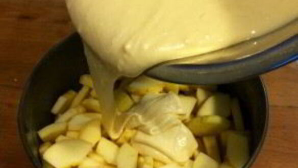 ШАГ 4. шарлотка с корицей и яблоками