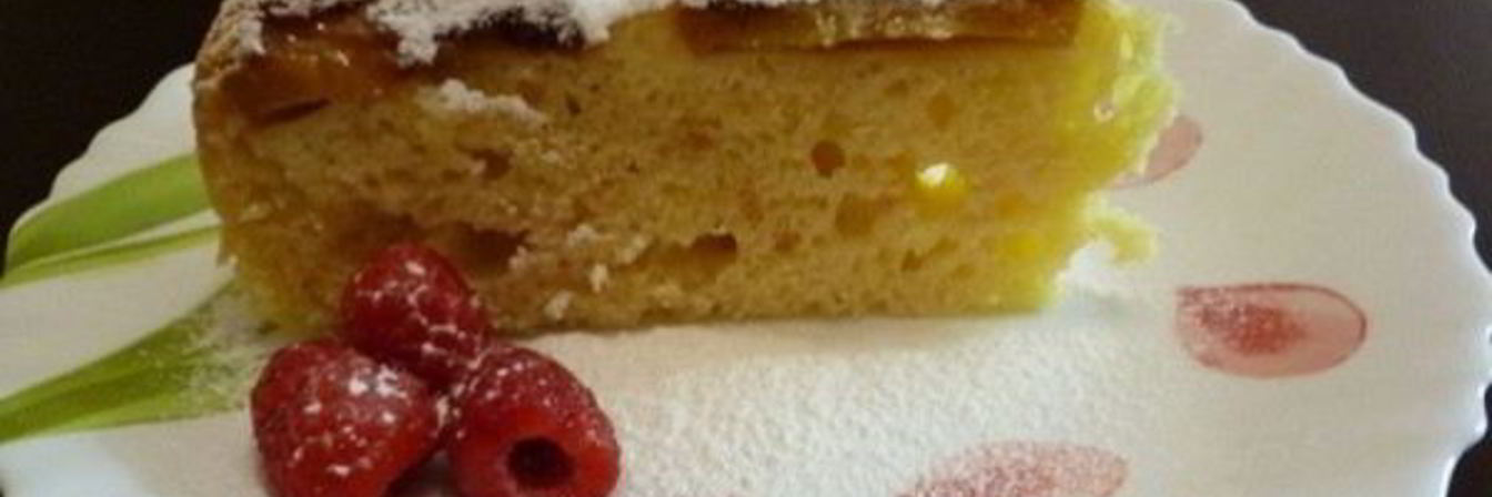 Шарлотка с персиками в мультиварке