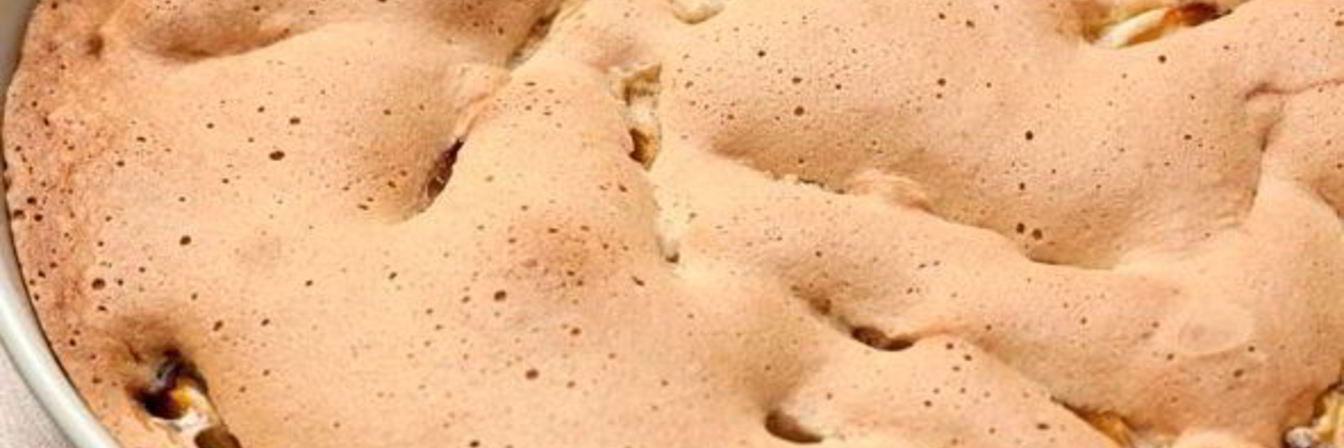 Шарлотка с персиками