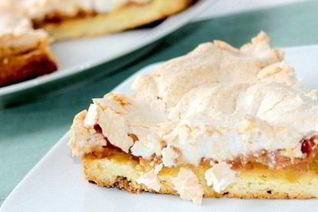 Шарлотка с яблоками и безе